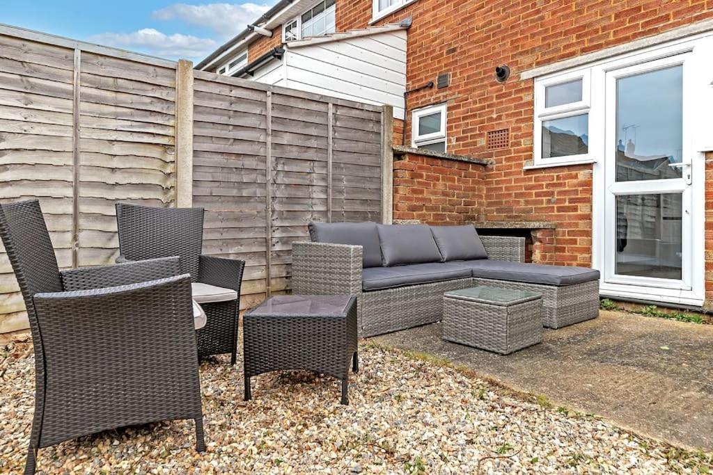 Tiger House - Driveway & Garden. Airport Location! Luton (Bedfordshire) Exterior foto